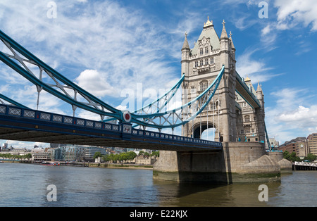 Tower Bridge Londres Angleterre à la Tamise avec le nord à travers les nuages et ciel bleu Banque D'Images