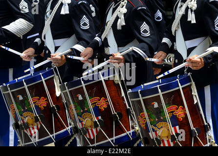 New York, 13 juin. 14 Juin, 1775. Les membres assistent à Drum Corps United States Army 239e anniversaire à New York, États-Unis, le 13 juin 2014. L'Armée des États-Unis a été fondée le 14 juin 1775. Credit : Wang Lei/Xinhua/Alamy Live News Banque D'Images