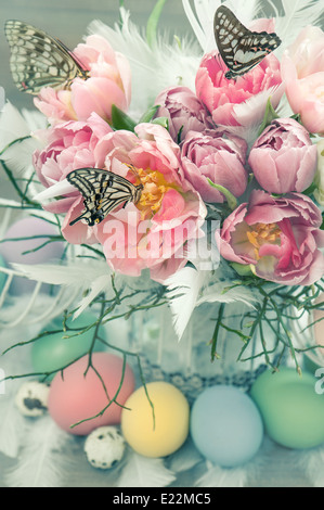 Décoration de pâques avec tulipe rose fleurs, papillons et les oeufs colorés Banque D'Images