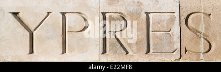 'YPRES' sculpté dans la pierre au cimetière de guerre de Tyne Cot, Flandre, Belgique. Commémoration de la Première Guerre mondiale Banque D'Images