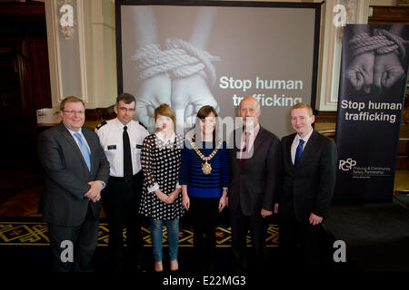 Belfast, Royaume-Uni 13 juin 2014. Président du conseil de police de la Commission de performance, Jonathan Craig, Sous-Directeur de la police a dessiné Harris,pas plus responsable du développement de Traffik Gemma Wilson,Maire de Nichola Mallon, Ministre de la Justice, David Ford et président du PPCP de Belfast, Colin Keenan promouvoir Initiative mondiale de lutte contre la traite (cadeau) à propos de la traite des êtres humains en Irlande du Nord Crédit : Bonzo/Alamy Live News Banque D'Images