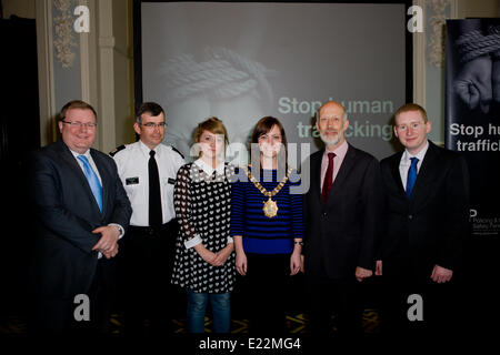 Belfast, Royaume-Uni 13 juin 2014. Président du conseil de police de la Commission de performance, Jonathan Craig, Sous-Directeur de la police a dessiné Harris,pas plus responsable du développement de Traffik Gemma Wilson, maire Nichola Mallon, Ministre de la Justice, David Ford et président du PPCP de Belfast, Colin Keenan promouvoir Initiative mondiale de lutte contre la traite (cadeau) à propos de la traite des êtres humains en Irlande du Nord Crédit : Bonzo/Alamy Live News Banque D'Images