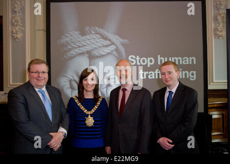 Belfast, Royaume-Uni 13 juin 2014. Président du conseil de police de la Commission de performance, Jonathan Craig, maire Nichola Mallon, Ministre de la Justice, David Ford et président du PPCP de Belfast, Colin Keenan promouvoir Initiative mondiale de lutte contre la traite (cadeau) à propos de la traite des êtres humains en Irlande du Nord Crédit : Bonzo/Alamy Live News Banque D'Images