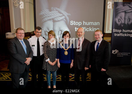 Belfast, Royaume-Uni 13 juin 2014. Président du conseil de police de la Commission de performance, Jonathan Craig, Sous-Directeur de la police a dessiné Harris,pas plus responsable du développement de Traffik Gemma Wilson, maire Nichola Mallon, Ministre de la Justice, David Ford et président du PPCP de Belfast, Colin Keenan promouvoir Initiative mondiale de lutte contre la traite (cadeau) à propos de la traite des êtres humains en Irlande du Nord Crédit : Bonzo/Alamy Live News Banque D'Images