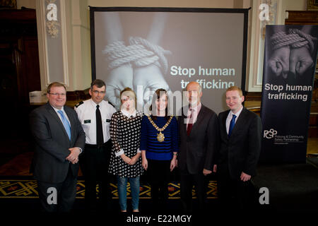 Belfast, Royaume-Uni 13 juin 2014. Président du conseil de police de la Commission de performance, Jonathan Craig, Sous-Directeur de la police a dessiné Harris, pas plus responsable du développement de Traffik Gemma Wilson, maire Nichola Mallon, Ministre de la Justice, David Ford et président du PPCP de Belfast, Colin Keenan promouvoir Initiative mondiale de lutte contre la traite (cadeau) à propos de la traite des êtres humains en Irlande du Nord Crédit : Bonzo/Alamy Live News Banque D'Images