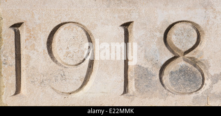 '1918' sculpté dans la pierre au cimetière de guerre de Tyne Cot, Flandre, Belgique. Commémoration de la Première Guerre mondiale Banque D'Images