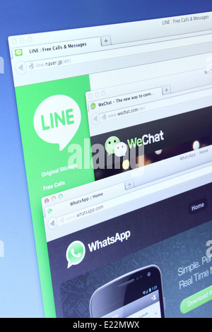 Photo de ligne, WhatsApp et WeChat sur un écran de surveillance. Ils sont célèbres pour les smartphones l'application de messagerie instantanée Banque D'Images