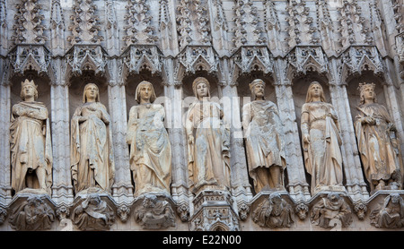 Des statues à l'Hôtel de Ville sur la Grand Place de Bruxelles, Belgique. Banque D'Images