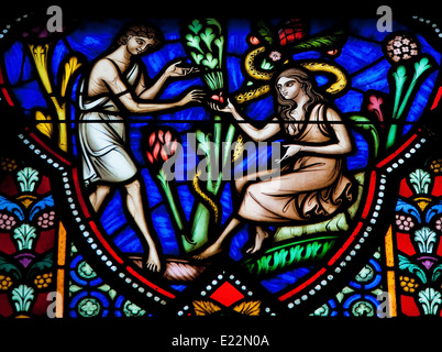 Adam et Eve de manger le fruit défendu dans le jardin d'Eden sur un vitrail dans la cathédrale de Bruxelles. Banque D'Images