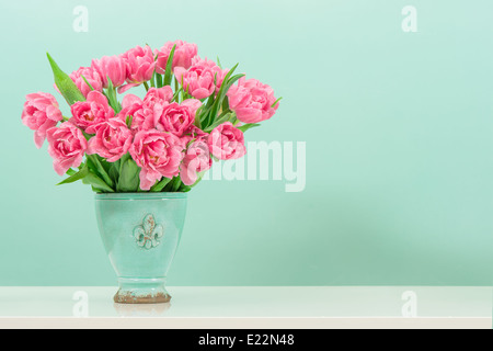 Fleurs tulipe rose pastel sur fond bleu turquoise. Arrangement de fête Banque D'Images