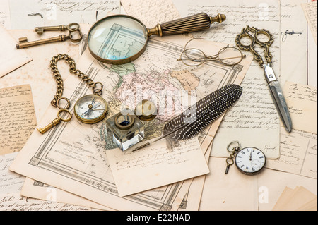 Accessoires anciens, vieilles lettres et cartes postales, un stylo à encre vintage background sentimental nostalgique.. ephemera Banque D'Images