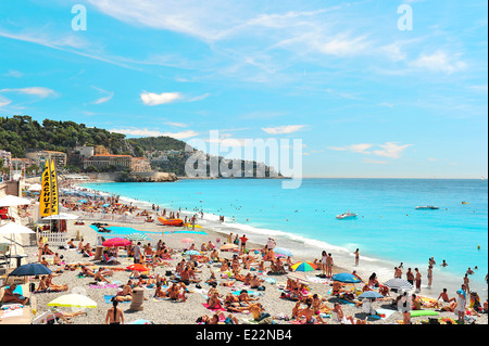 NICE, FRANCE - 10 août 2011 : Les gens de vous détendre sur la plage publique à Nice, France Banque D'Images