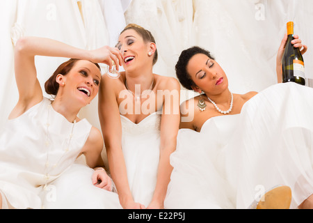 Boire trop d'épouses en boutique ou magasin de mariage Banque D'Images