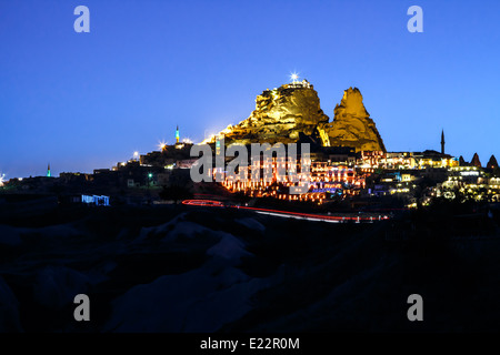 Et le village d'Uchisar en Cappadoce, Turquie Banque D'Images