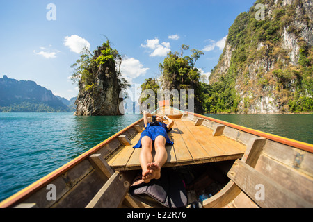 Belle fille asiatique'détente au lac Cheow lan, Parc national de Khao Sok, Thaïlande, Phang Nga Banque D'Images
