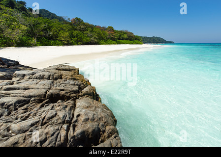 Plage tropicale vide de Koh Tachai, Thaïlande Banque D'Images