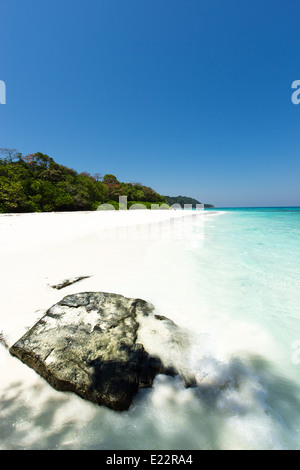 Plage de sable blanc tropicales vide de Koh Tachai, Thaïlande Banque D'Images