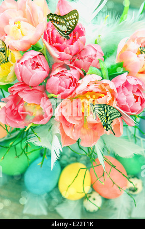 Tulipe rose fleurs, papillons et œufs de Pâques colorés. focus sélectif. les effets de flou de couleurs éclatantes. Banque D'Images