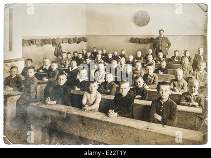 BERLIN, ALLEMAGNE - circa 1900 : portrait d'anciens camarades de classe. groupe d'enfants dans la salle de classe Banque D'Images