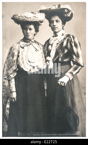 Allemagne, Berlin - circa 1900 : deux jeunes femmes portant des vêtements vintage photo anciens d'origine. Banque D'Images