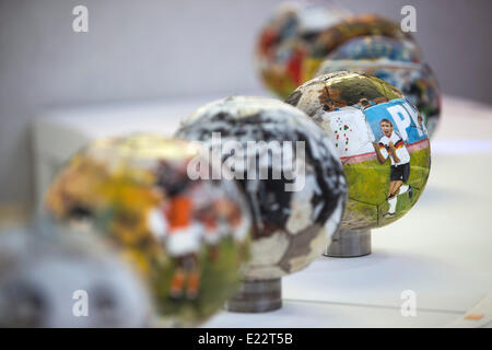 Buenos Aires, Argentine. 13 Juin, 2014. Décorées avec des ballons de foot sont affichés lors de l'exposition 'gloire', dans la maison de la Culture de la Villa 21, à Buenos Aires, Argentine, le 13 juin 2014. Le spectacle de 19 boules de l'artiste argentin Peti Lopez, immortaliser les chiffres et faits saillants de la passion et de la mémoire de toutes les coupes du monde. © Martin Zabala/Xinhua/Alamy Live News Banque D'Images