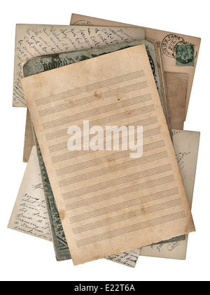 Grungy pour feuille de papier des notes de musique et des cartes postales isolé sur fond blanc Banque D'Images