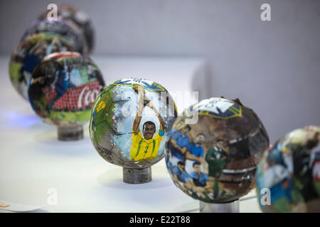 Buenos Aires, Argentine. 13 Juin, 2014. Des ballons de foot décorées sont affichés lors de l'exposition 'gloire', dans la maison de la Culture de la Villa 21, à Buenos Aires, Argentine, le 13 juin 2014. Le spectacle de 19 boules de l'artiste argentin Peti Lopez, a immortalisé les chiffres et faits saillants de la passion et de la mémoire de toutes les coupes du monde. © Martin Zabala/Xinhua/Alamy Live News Banque D'Images