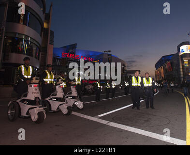 Los Angeles, Californie, USA. 13 Juin, 2014. Les Kings de Los Angeles a vaincu les Rangers de New York en double prolongation dans le jeu 5 de la Coupe Stanley la finale de la Ligue Nationale de Hockey au Staples Center de Los Angeles le vendredi soir, le 13 juin 2014. Plusieurs milliers de fans déversés dans les rues entourant le Staples Center dans le centre-ville de Los Angeles pour célébrer la victoire. Les agents de la police de Los Angeles ont formé une ligne d'escarmouche à l'extérieur du Staples Center dans les minutes qui ont précédé les rois de la rallier les Rangers de New York en finale de la Coupe Stanley jouer le vendredi soir. (Crédit Image : © David Bro/ZUMAPRE Banque D'Images