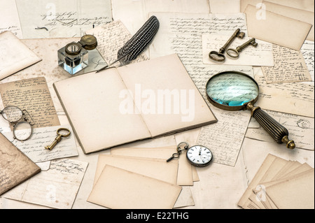 Accessoires anciens, vieilles lettres et vintage feather pen encre papier fond sentimental nostalgique. Banque D'Images