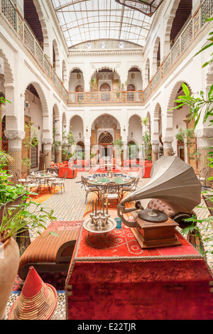 La fraîcheur de l'atmosphère à la cour, beau Riad Dar El Ghalia, un petit riad de luxe dans le quartier historique de Medina, FES, Maroc. Banque D'Images