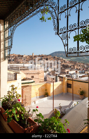 Vue panoramique depuis le toit-terrasse de la magnifique Riad Dar El Ghalia, un petit riad de luxe dans la Médina de Fès, Maroc. Banque D'Images