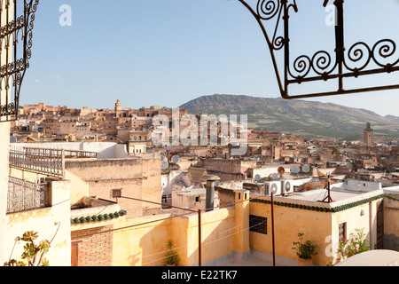 Vue panoramique depuis le toit-terrasse de la magnifique Riad Dar El Ghalia, un petit riad de luxe dans la Médina de Fès, Maroc. Banque D'Images