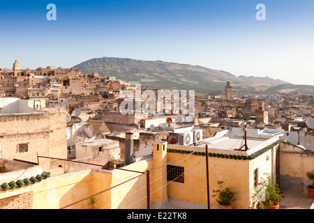 Vue panoramique depuis le toit-terrasse de la magnifique Riad Dar El Ghalia, un petit riad de luxe dans la Médina de Fès, Maroc. Banque D'Images