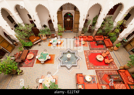 La fraîcheur de l'atmosphère à la cour, beau Riad Dar El Ghalia, un petit riad de luxe dans le quartier historique de Medina, FES, Maroc. Banque D'Images