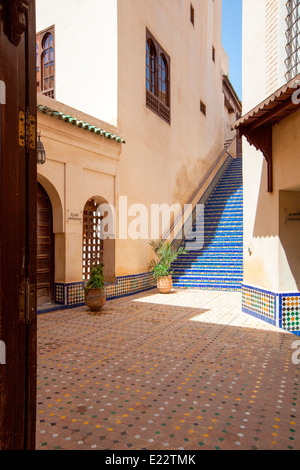 Vue de l'entrée de la bibliothèque sur place el Karaouiyine-Seffarine dans la médina, Fès, Maroc. Banque D'Images