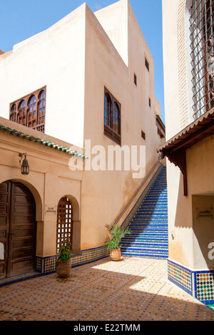 Vue de l'entrée de la bibliothèque sur place el Karaouiyine-Seffarine dans la médina, Fès, Maroc. Banque D'Images