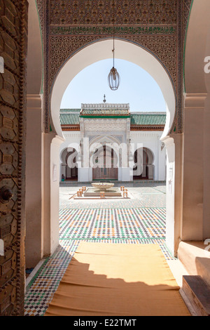 Vue à travers l'entrée principale de la cour de la mosquée Karaouiyine dans le centre de la Médina de Fès, Maroc. Banque D'Images