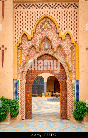 Entrée d'une route de décoration restaurant près de Tinerhir, Maroc, dans le sud de l'Afrique du Nord. Banque D'Images