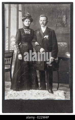 BERLIN, ALLEMAGNE - circa 1900. photo de mariage vintage : couple marié juste. Mobilier photo avec scratchesand d'origine du grain de film Banque D'Images