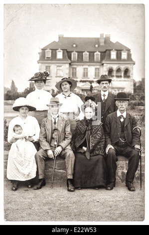 BERLIN, ALLEMAGNE - circa 1900 : vieille photographie d'une famille riche avec sa maison sur l'arrière-plan. Banque D'Images