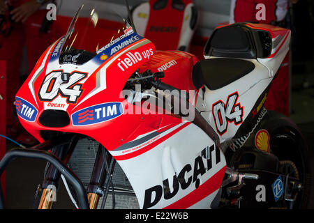 Barcelone, Espagne. 13 juin 2014. L'usine Ducati Team bike d'Andrea Dovizioso à l'intérieur du garage de l'équipe lors des Essais libres session 1 au Grand Prix de Catalogne Crédit : Tom Morgan/Alamy Live News Banque D'Images