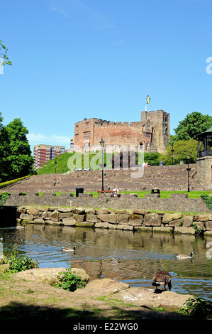 Vue sur le château normand et jardins avec la rivière Anker en premier plan, Tamworth, England, UK. Banque D'Images
