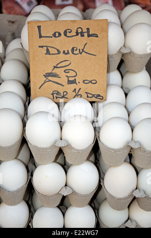 Les oeufs de canard local dans les boîtes d'oeufs pour la vente au marché du samedi, Tamworth, Staffordshire, Angleterre, Royaume-Uni, Europe de l'ouest. Banque D'Images