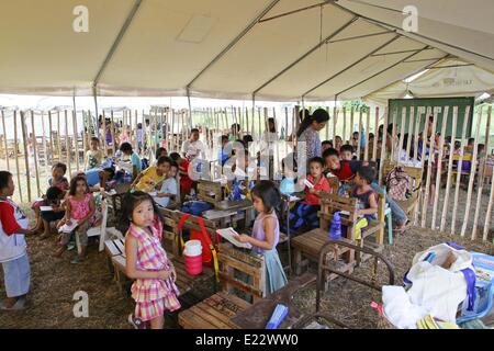 11 juin 2014 - Toulouse, Philippines - une vue générale d'une tente qui a été converti en une salle de classe de Sto. Nino Elementary School à St-flour Leyte le 11 juin 2014. Le 8 novembre 2013, Haiyan, l'un des plus puissant typhon à jamais frappé la terre, ravagé les Visayas orientales des milliers de morts et de sans-abri. Le gouvernement estime à 16 millions de personnes ont été touchées par le typhon, avec 6 300 morts et des milliers d'autres portés disparus. Logement et subsistance sont parmi les graves défis dans le processus de réadaptation dans les régions touchées par Haiyan sept mois après la catastrophe. (Crédit de droit Banque D'Images