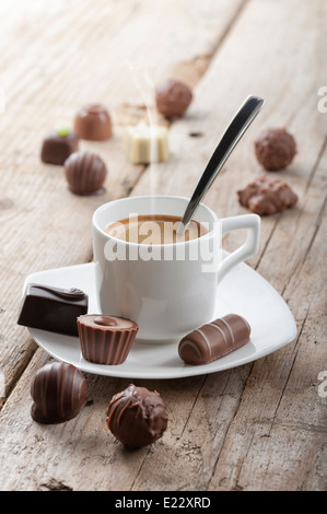 Confiserie chocolats assortis avec tasse de café Banque D'Images