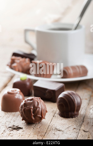 Confiserie chocolats assortis avec tasse de café Banque D'Images