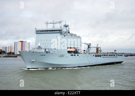 Le navire s'écarte de la baie de Lyme de demandes pour Portsmouth le Solent. Banque D'Images
