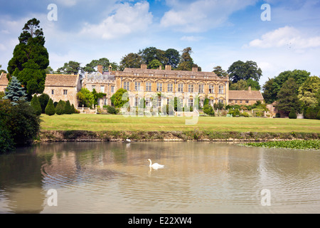 La façade sud et le lac d'Evercy à Brympton House nr Yeovil, Somerset, England, UK Banque D'Images