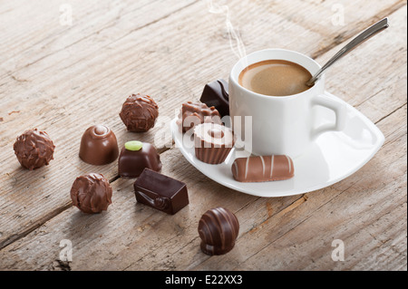 Confiserie chocolats assortis avec tasse de café Banque D'Images