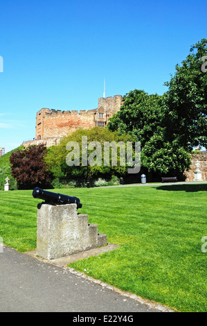 Vue sur le château normand vu des jardins du château avec un canon à l'avant-plan, Tamworth, UK. Banque D'Images